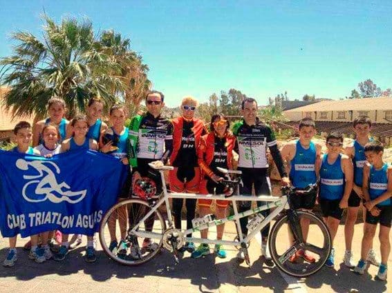 Nuestro equipo sigue cosechando éxitos 3 El TándemMurcia con los chicos del Club de Triatlón de Águilas (Murcia).
