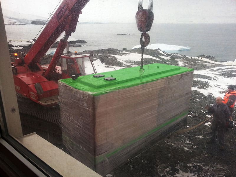 Nos groupes, en Antarctide 3 L’un des deux groupes électrogènes Inmesol, vu pendant les manœuvres d’installation dans la base O’Higgins en Antarctique.