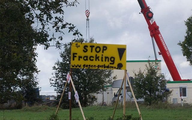 UK Gives Ground to Fracking 2 Sign protesting against hydraulic fracturing in Germany (Image: Battenbrook, Wikipedia). «<a href="http://commons.wikimedia.org/wiki/File:Gasbohrung_%22B%C3%B6tersen_Z11%22.JPG#mediaviewer/Archivo:Gasbohrung_%22B%C3%B6tersen_Z11%22.JPG">Gasbohrung "Bötersen Z11"</a>» por <a title="User:Battenbrook" href="//commons.wikimedia.org/wiki/User:Battenbrook">Battenbrook</a> - <span class="int-own-work" data-mce-mark="1">Trabajo propio</span>. Disponible bajo la licencia <a title="Creative Commons Attribution-Share Alike 3.0" href="http://creativecommons.org/licenses/by-sa/3.0">CC BY-SA 3.0</a> vía <a href="//commons.wikimedia.org/wiki/">Wikimedia Commons</a>.