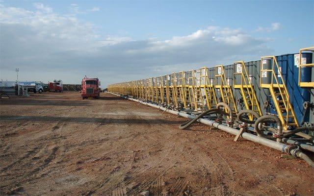 UK Gives Ground to Fracking 3 Image: Joshua Doubek, Wikipedia. Tanks of water prepared for the process of hydraulic fracturing in a well. «<a href="http://commons.wikimedia.org/wiki/File:Water_tanks_preparing_for_a_frac_job.JPG#mediaviewer/Archivo:Water_tanks_preparing_for_a_frac_job.JPG">Water tanks preparing for a frac job</a>» por <a class="new" title="User:Joshua Doubek (la página no existe)" href="//commons.wikimedia.org/w/index.php?title=User:Joshua_Doubek&action=edit&redlink=1">Joshua Doubek</a> - <span class="int-own-work">Trabajo propio</span>. Disponible bajo la licencia <a title="Creative Commons Attribution-Share Alike 3.0" href="http://creativecommons.org/licenses/by-sa/3.0">CC BY-SA 3.0</a> vía <a href="//commons.wikimedia.org/wiki/">Wikimedia Commons</a>.