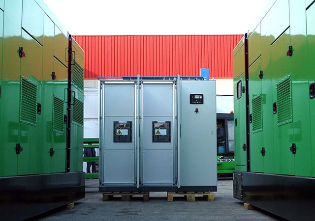 Groupes électrogènes en parallèle : puissance et efficacité intégrés en un seul système 2 Panneau d'ATS de 2500A, permettant le fonctionnement des deux appareils en mode synchronisé avec le secteur