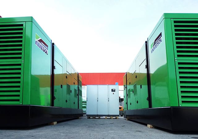 Groupes électrogènes en parallèle : puissance et efficacité intégrés en un seul système 1 Deux groupes électrogènes INMESOL de modèle IT-865 montés en parallèle sur l'île, synchronisés sur le secteur
