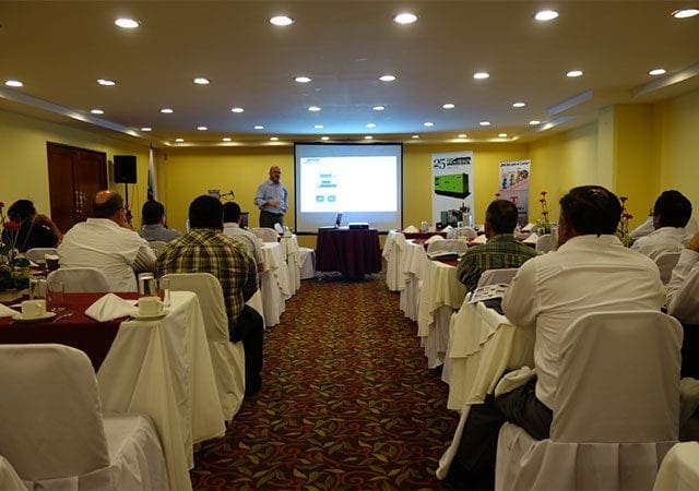 Presentación en GUATEMALA 3 Asistentes atendiendo las explicaciones de Luis Navarro
